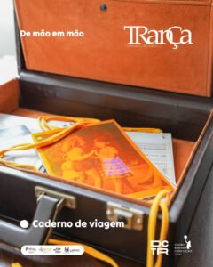 Imagem ilustrativa do «Caderno de Viagem». Imagem mostra um exemplar do caderno aberto e colocado dentro de uma mala, para mostrar as suas possibilidades de transformação.