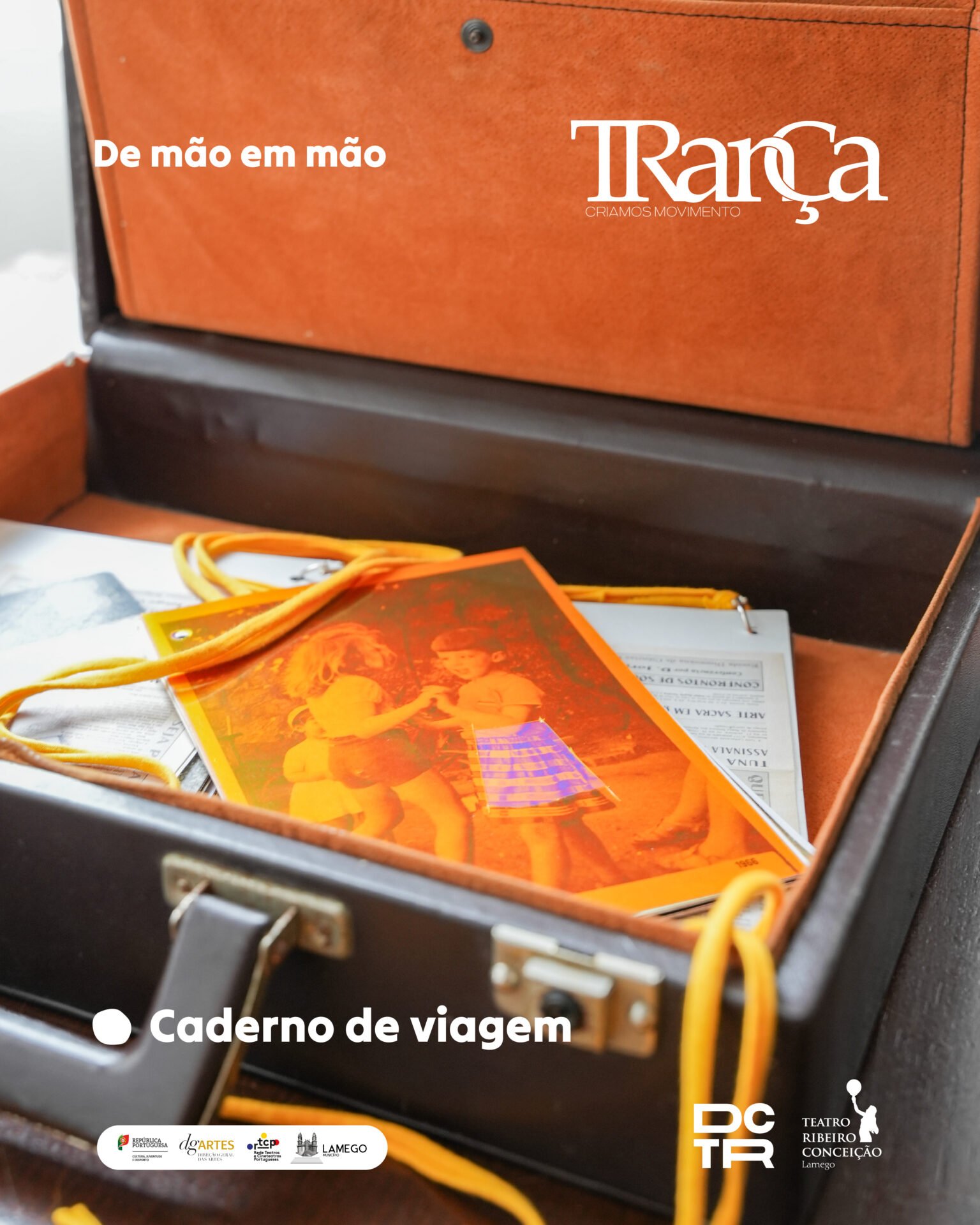 Imagem ilustrativa do «Caderno de Viagem». Imagem mostra um exemplar do caderno aberto e colocado dentro de uma mala, para mostrar as suas possibilidades de transformação.